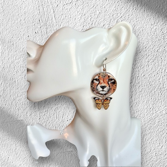 Cheetah face handpainted earrings circular w butterfly charm OOAK - Picture 4 of 7